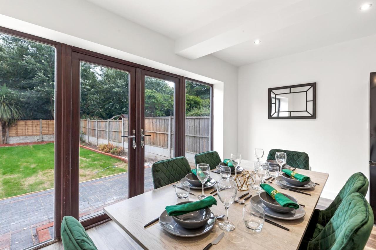 Walsall - 4 Bedroom House, Wi-Fi, Garden , Sleeps 8 - Jrr Stays Bescot Exteriör bild