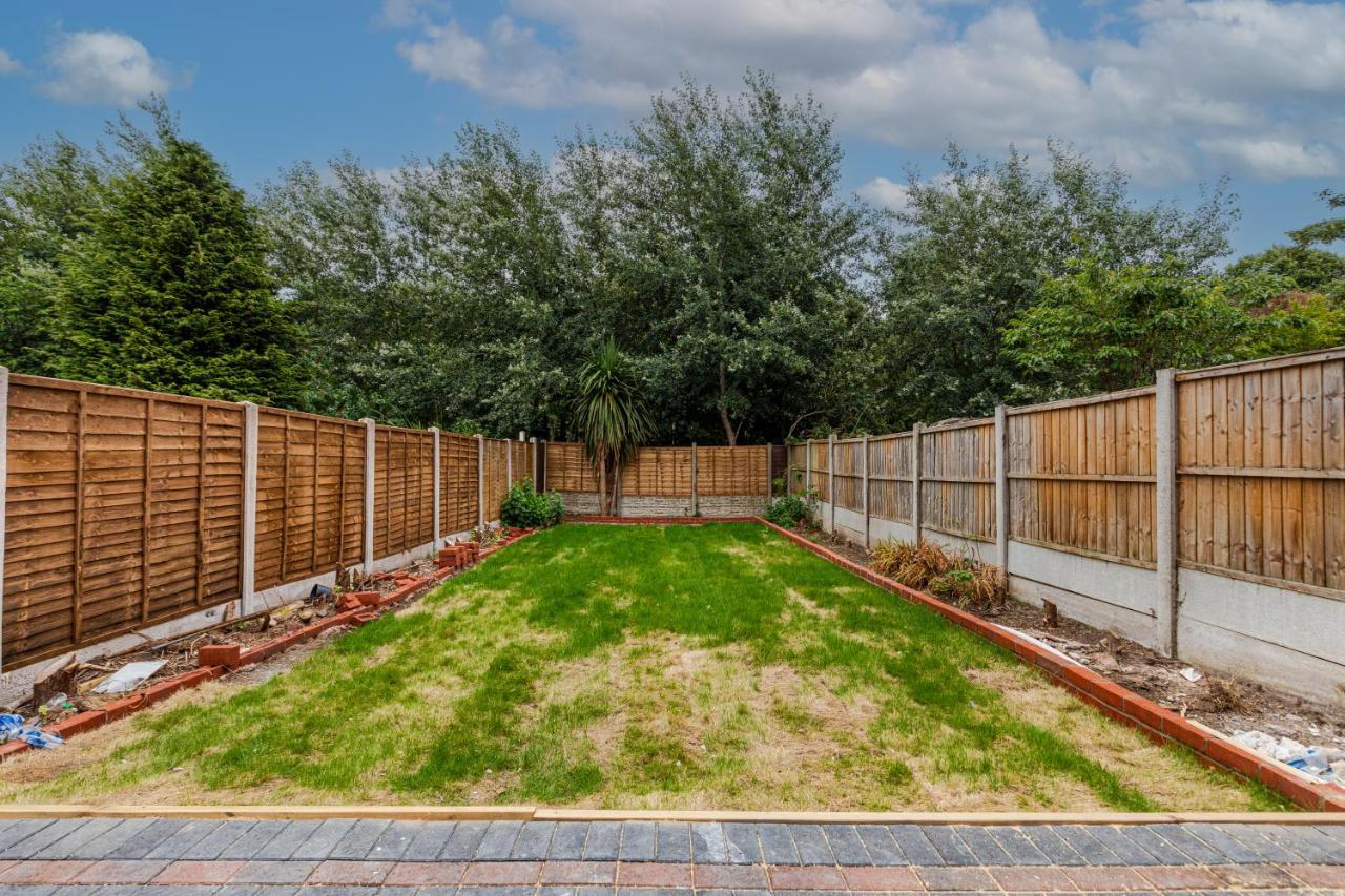 Walsall - 4 Bedroom House, Wi-Fi, Garden , Sleeps 8 - Jrr Stays Bescot Exteriör bild