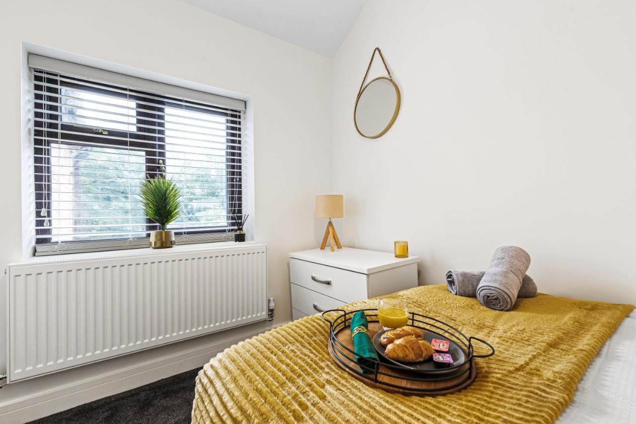 Walsall - 4 Bedroom House, Wi-Fi, Garden , Sleeps 8 - Jrr Stays Bescot Exteriör bild