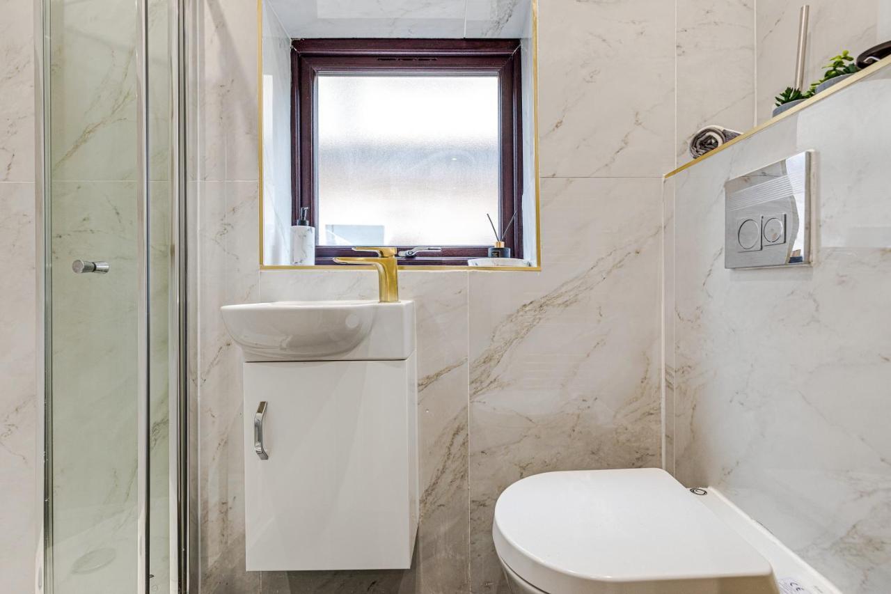 Walsall - 4 Bedroom House, Wi-Fi, Garden , Sleeps 8 - Jrr Stays Bescot Exteriör bild